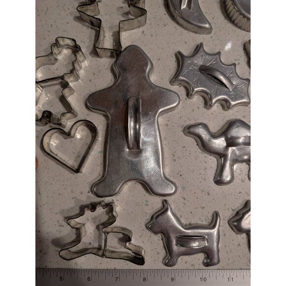 Vintage 1950s Assorted Metal Cookie Cutters Set Of 19 - Picture 10 of 16